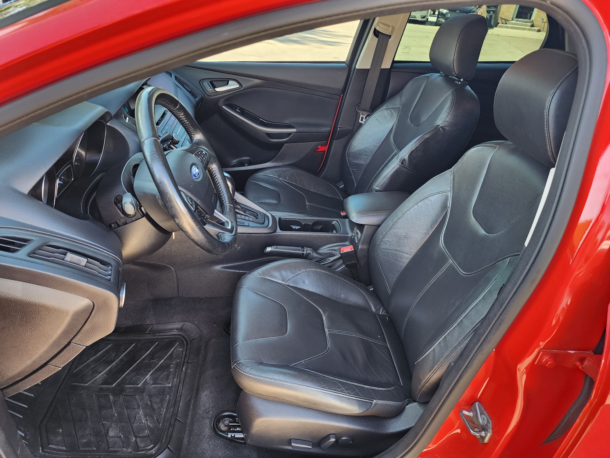 2015 RED Ford Focus SE (1FADP3F22FL) , AUTO transmission, located at 2660 S.Garland Avenue, Garland, TX, 75041, (469) 298-3118, 32.885387, -96.656776 - Photo #11